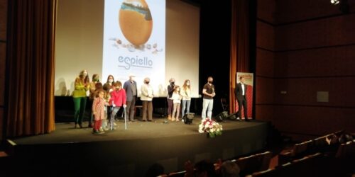 Bustos en silueta David del Fresno y el Proyecto Educativo Candeleta han obtenido ex aequo el IV Premio Agora por l’Aragonés, por los trabajos "O tuyo camin-Krevi Solenco" y "A tuya Deleria d’o Colectivo Bim-Bambolla", respectivamente.