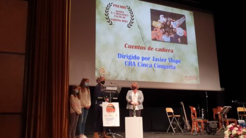 Una familia del CRA Cinca-Cinquea recogió el premio escolar, acompañada por la vicepresidenta de la comarca, Carmen Muro.